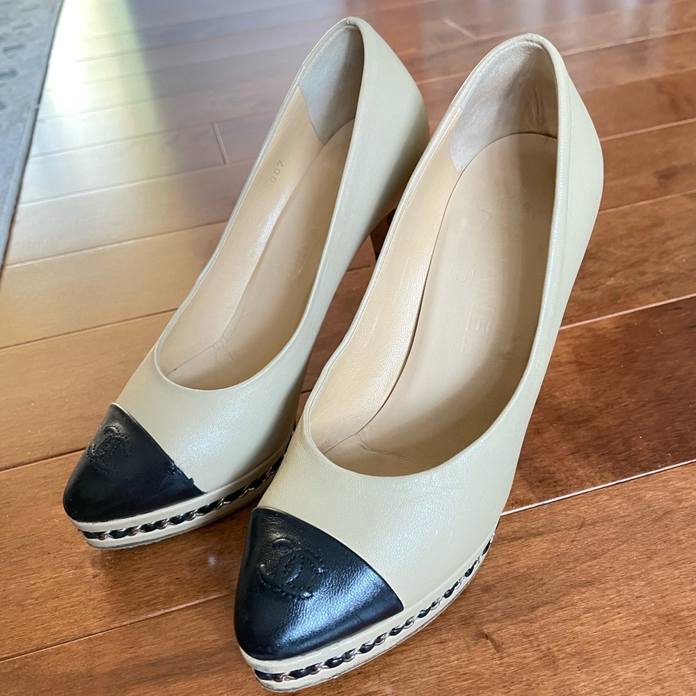 CHANEL Beige and Black Two-Tone Leather Platform Pumps - Picture 3 of 8